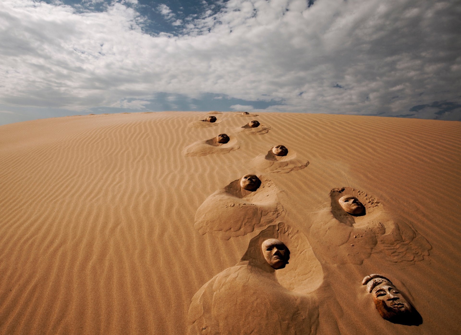 desierto huellas máscaras arena fantasía