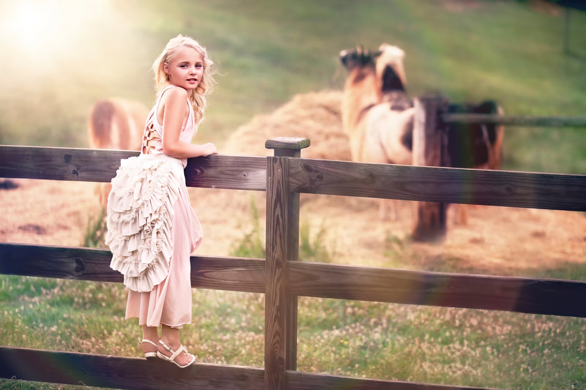 kinderfotografie mädchen kleid zaun