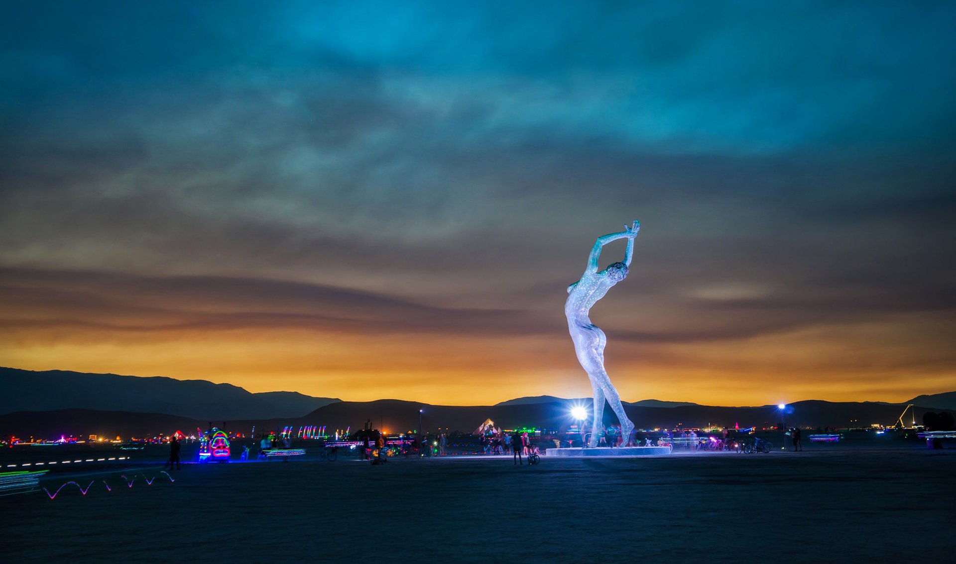 burning man - nevada usa art art gens montagnes coucher de soleil dame danse