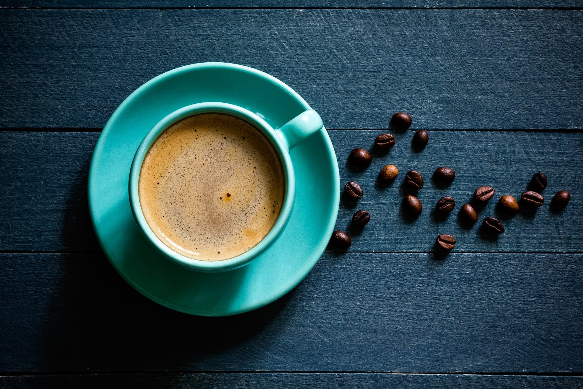 tisch untertasse becher kaffee schaum