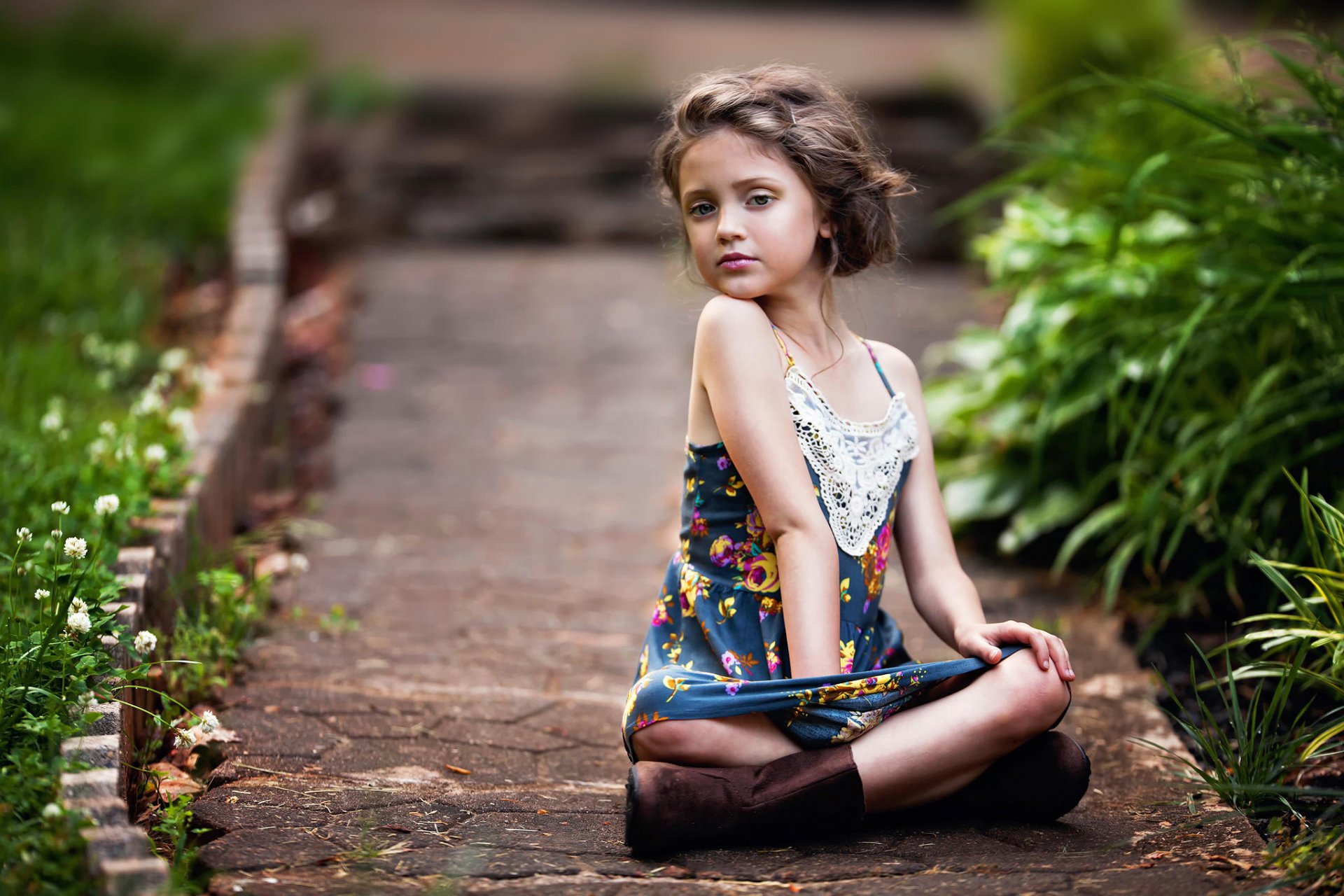 bebé niña vestido pista bokeh