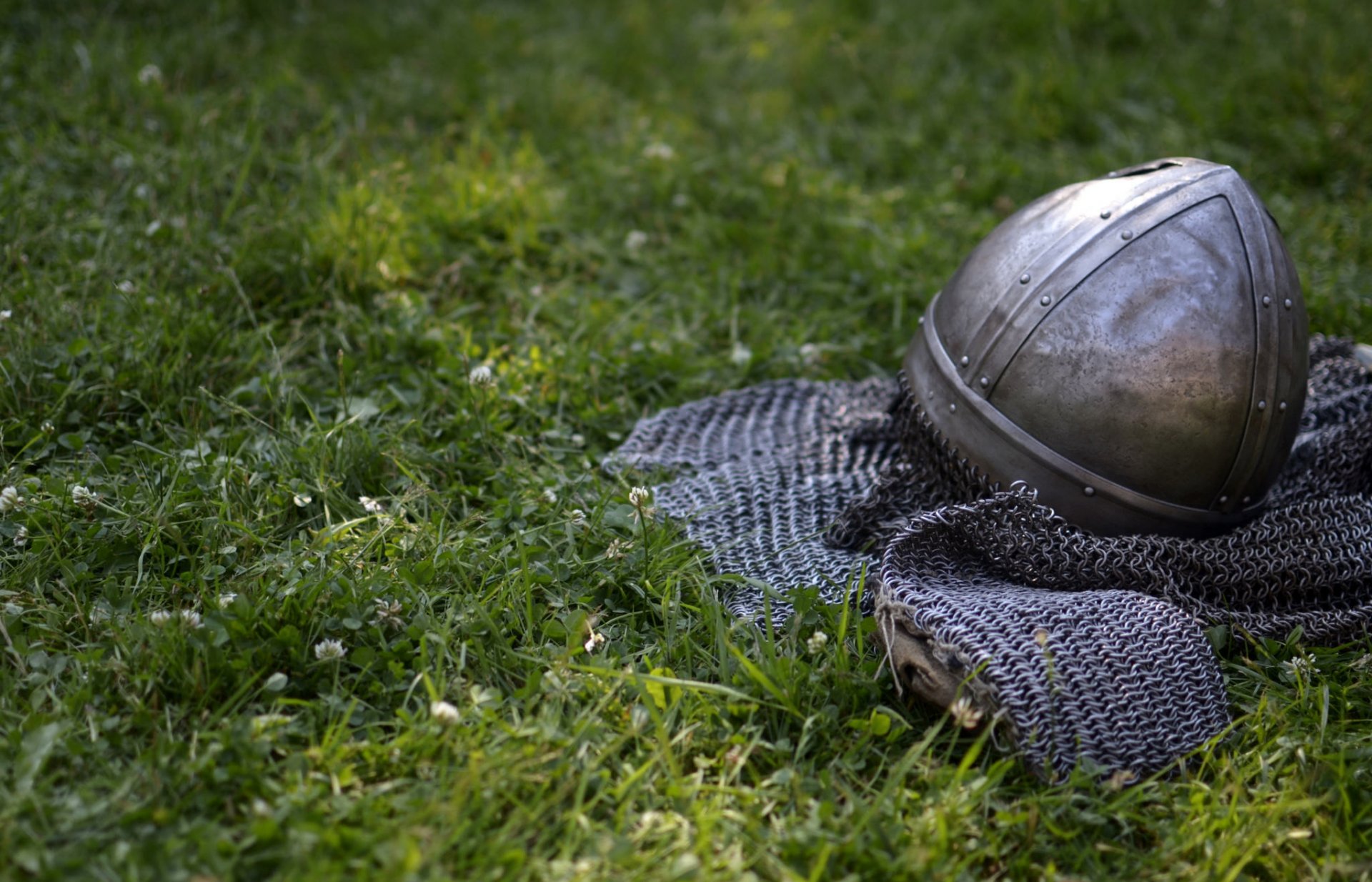 casque cotte de mailles herbe