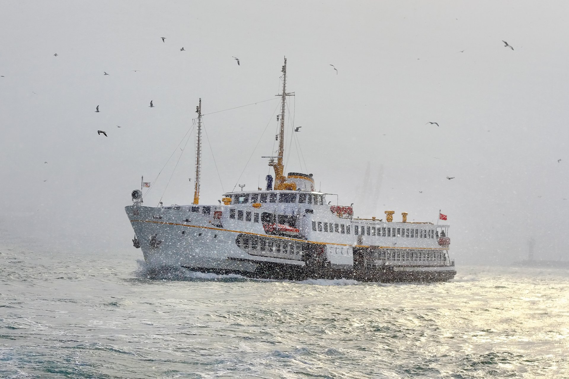 estambul turquía barco de ferry mar del bósforo invierno naturaleza barco de vela de ferry mar del bósforo invierno