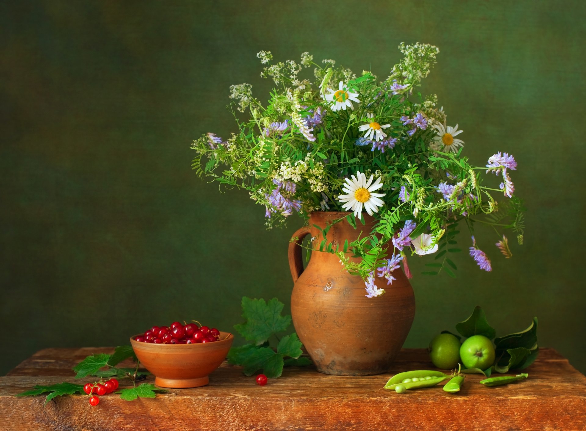 stillleben tisch krug beeren erbsen äpfel blumen blumenstrauß