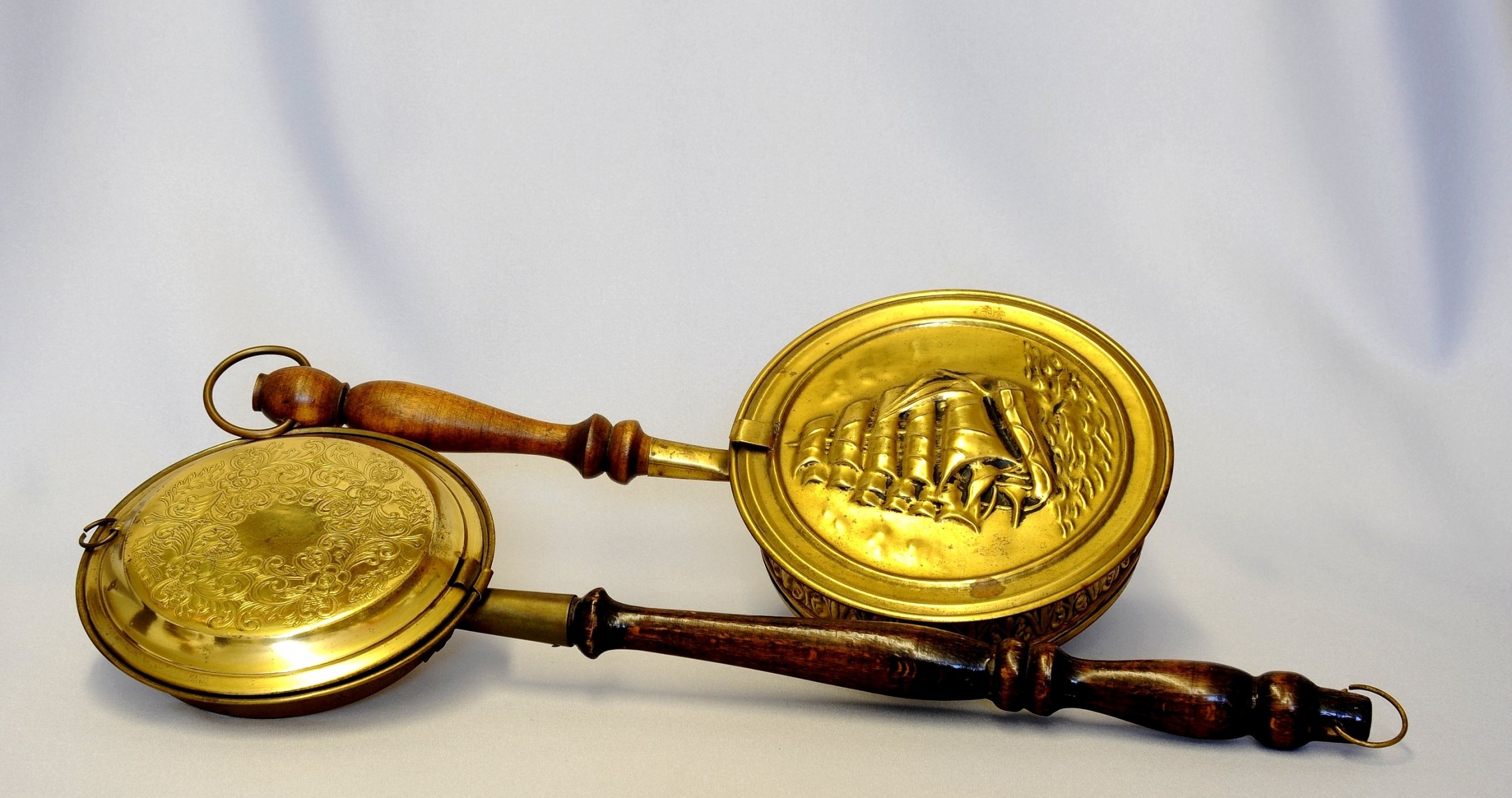 pfannen jahrgang kupfer stifte holz hintergrund