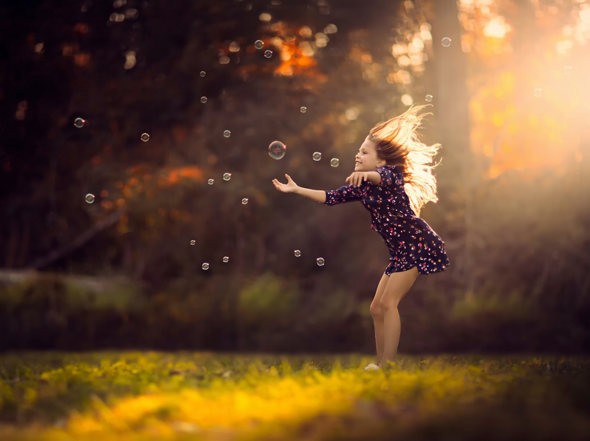 ragazza vestito bolle di sapone luce del sole