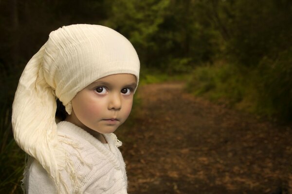 Portrait de petite fille sur fond de forêt d automne