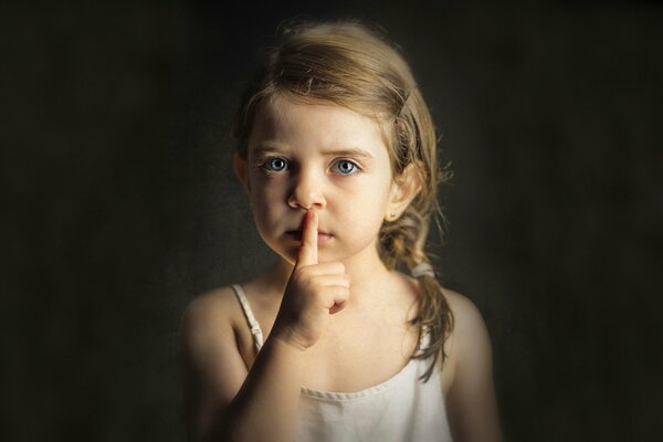 Frotter une petite fille. Le signe du silence