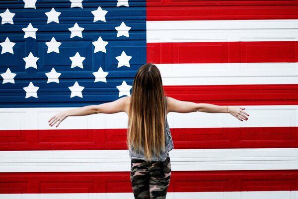 Fille aux cheveux longs sur fond de drapeau