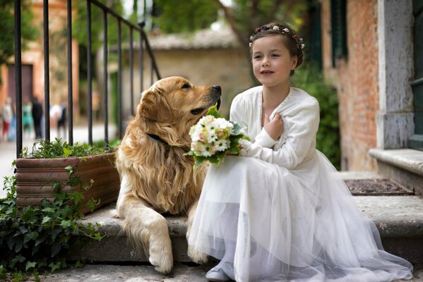 Chica en un vestido blanco con un ramo y un perrito