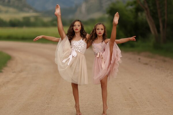 Dos chicas bailando en medio de la naturaleza