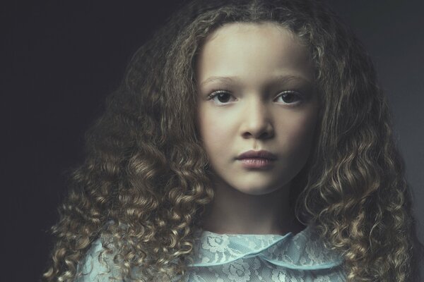 Mädchen mit Locken schaut in die Kamera