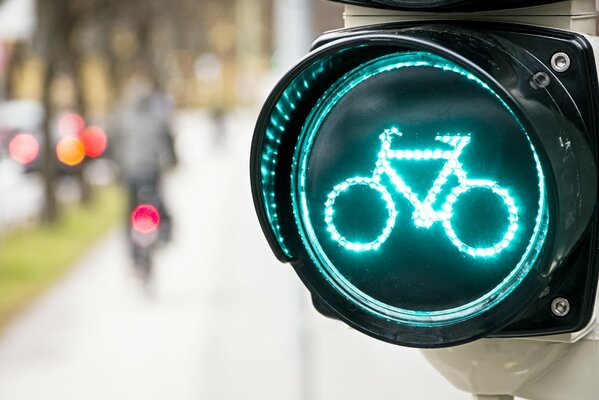 Semaforo della bicicletta illuminato con luce verde