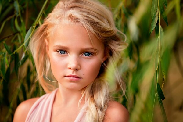 Portrait d une jeune fille aux cheveux clairs