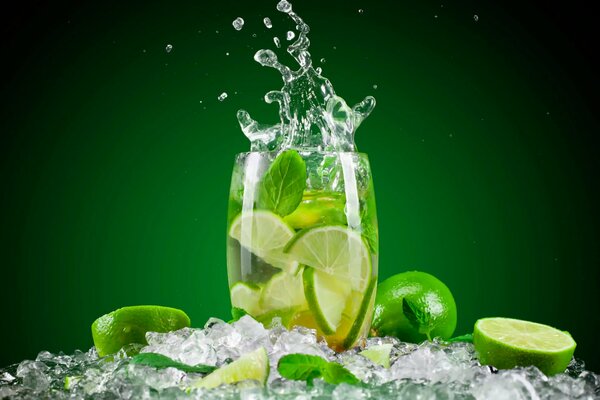 Un verre rempli d eau, avec du citron et de la menthe, debout sur la glace