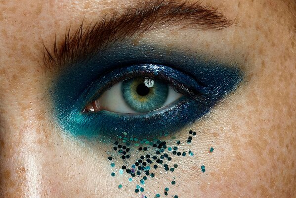 Maquillage des yeux bleu élégant avec strass