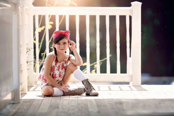 Mädchen im roten Bandana auf der Sommerterrasse