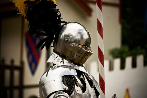 Ritter in Metallrüstung mit geschlossenem Helm