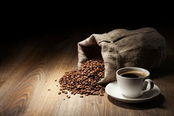 Eine Tüte Kaffeebohnen ist auf dem Tisch verstreut