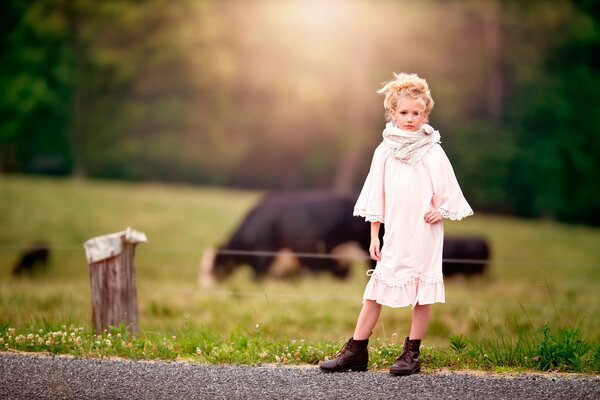 Fille à la mode sur fond de champ de ferme