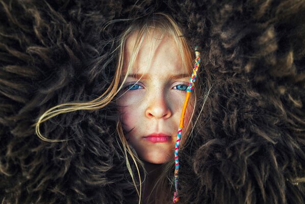 Le regard perçant d une fille aux yeux bleus