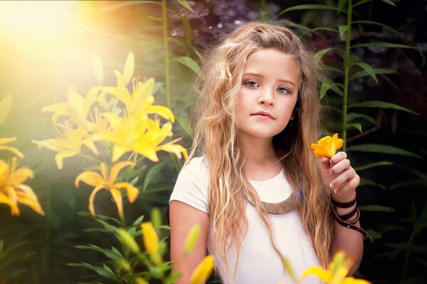 Kinderfotografie eines Mädchens mit Blumen