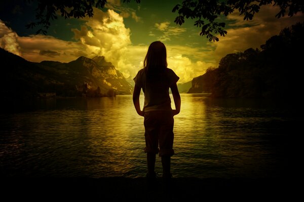 Ragazza sul lago, brucia e acqua