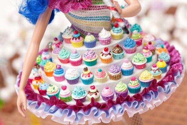 Ein Puppenkleid im Stil eines Tabletts, auf dem die Cupcakes liegen