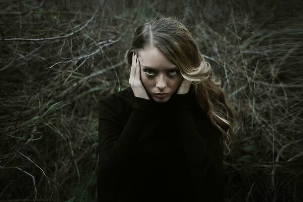 Sesión de fotos de una chica con una mirada fatal