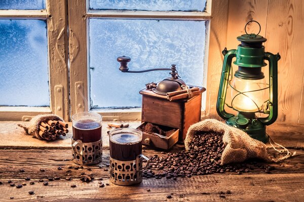 Heißer Kaffee mit Zimt in Gläsern vor dem Hintergrund frostiger Muster