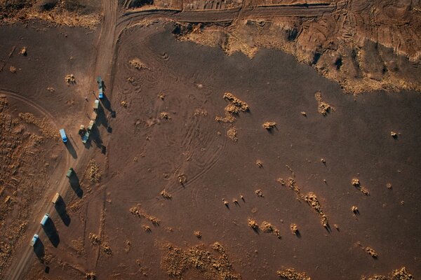 Auto sulla strada nel deserto foto con drone