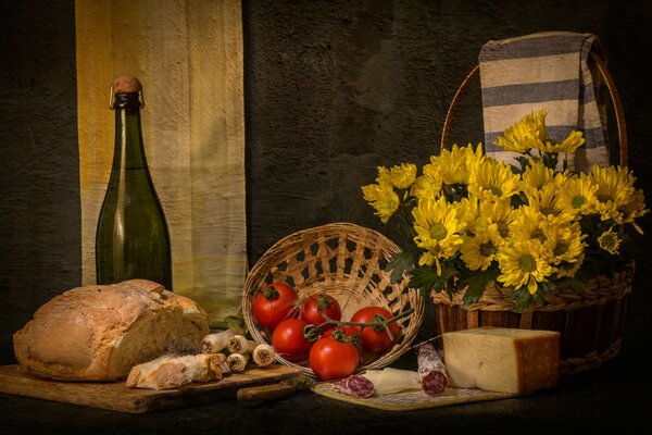 Mesa pan tomate queso y flores