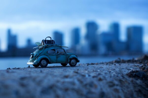 Voiture rétro sur fond de ville floue