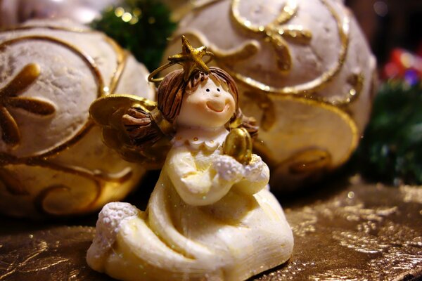 Figurine d ange avec boules de Noël