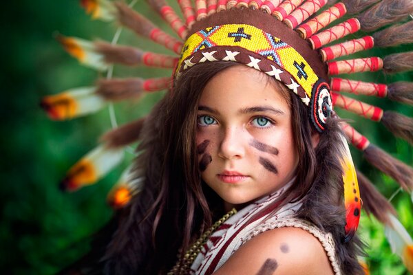 Portrait d une petite fille dans un costume de guerrier indien