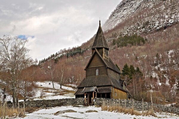 Schöne norwegische Holzkirche