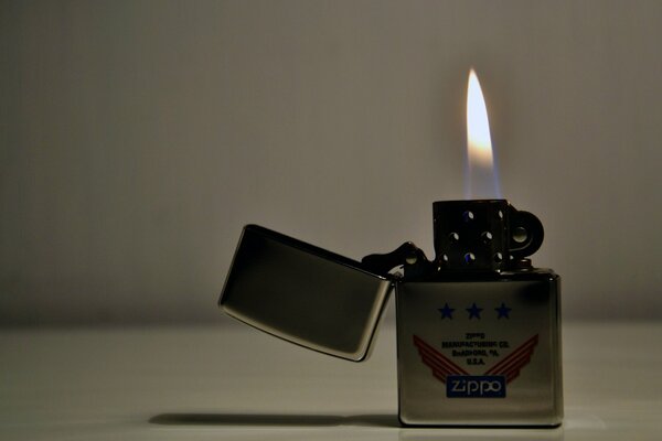 Photo allumée par un briquet Zippo peint