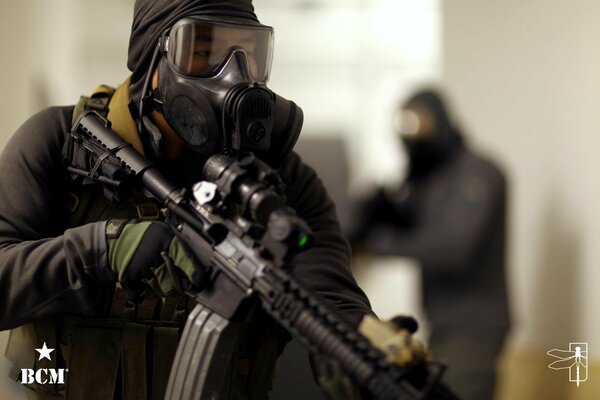 Combattente con AR-15 in mano e maschera antigas