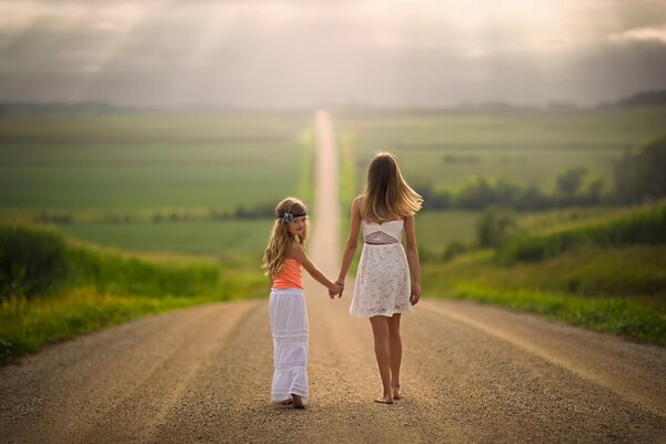 Chicas caminando por un amplio camino