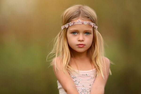 Portrait d une belle fille avec un regard mignon