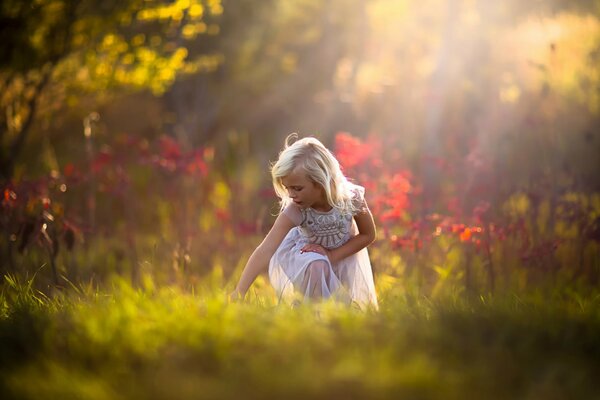 Fille blonde dans la forêt d automne