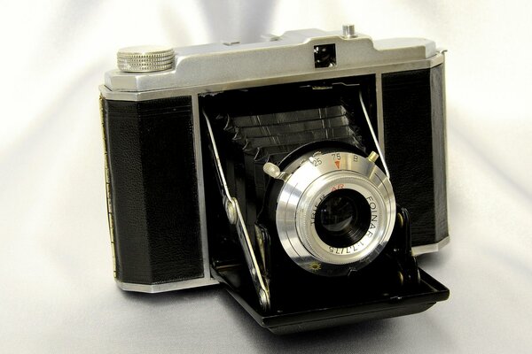 Retro camera with a retractable lens