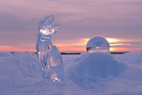 Eiskatzenskulptur im Schnee