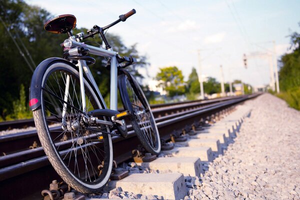 Das Fahrrad steht auf den Gleisen