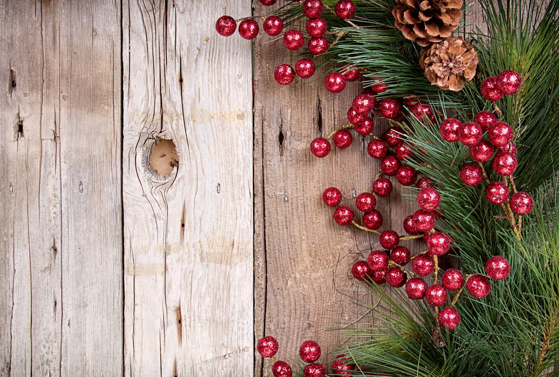 branche pin pommes de pin arbre planches houx ostrolist décoration nouvel an noël