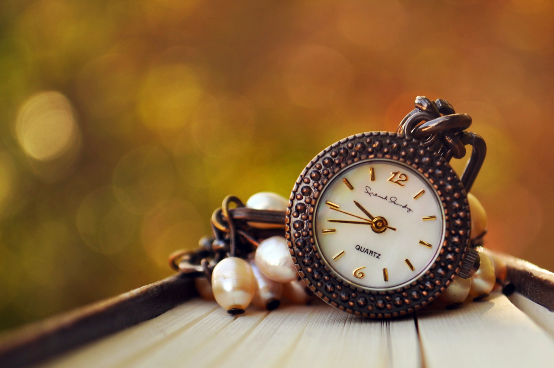 reloj esfera colgante bokeh