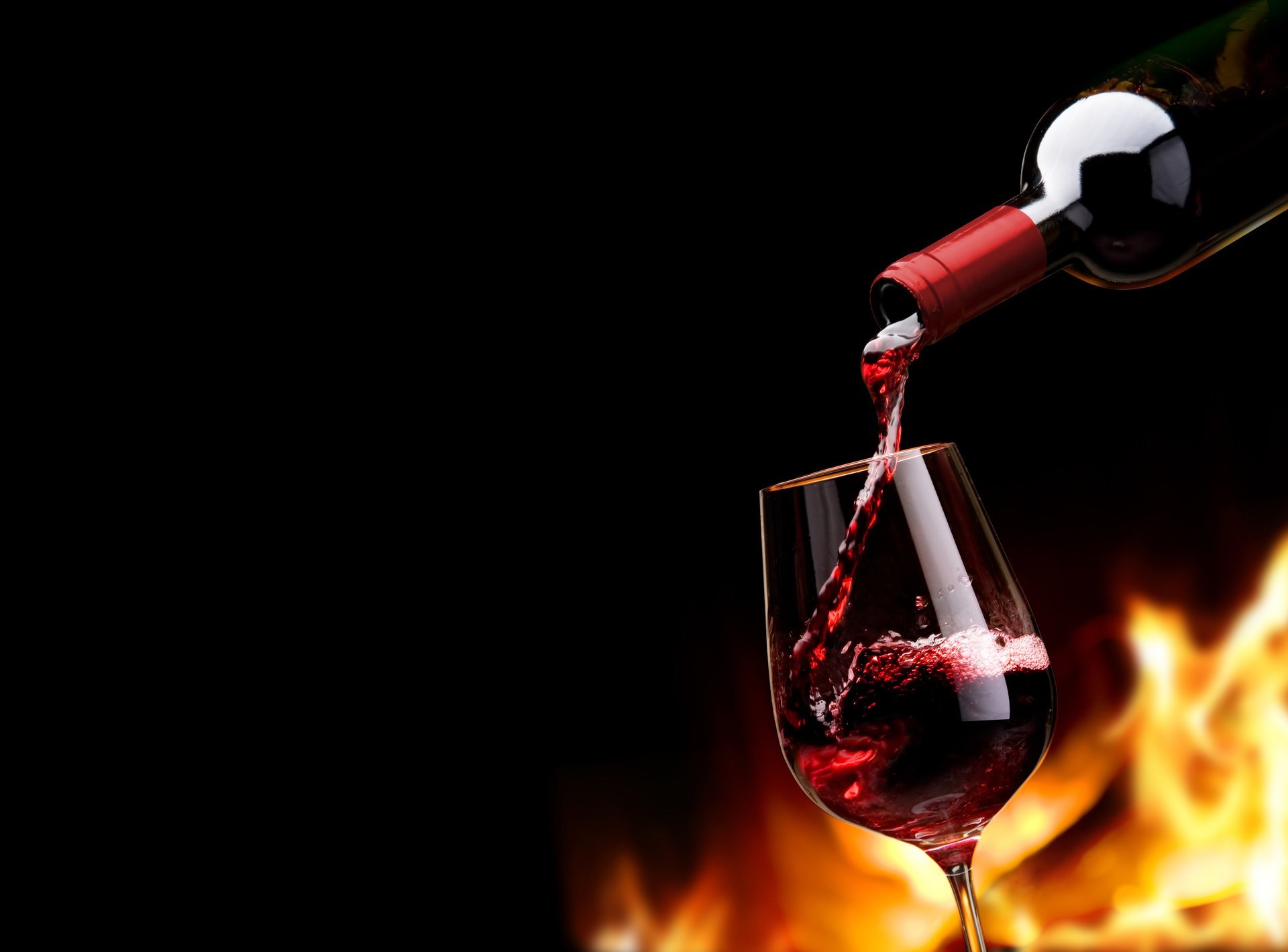 vin rouge verre à vin bouteille flamme feu fond noir