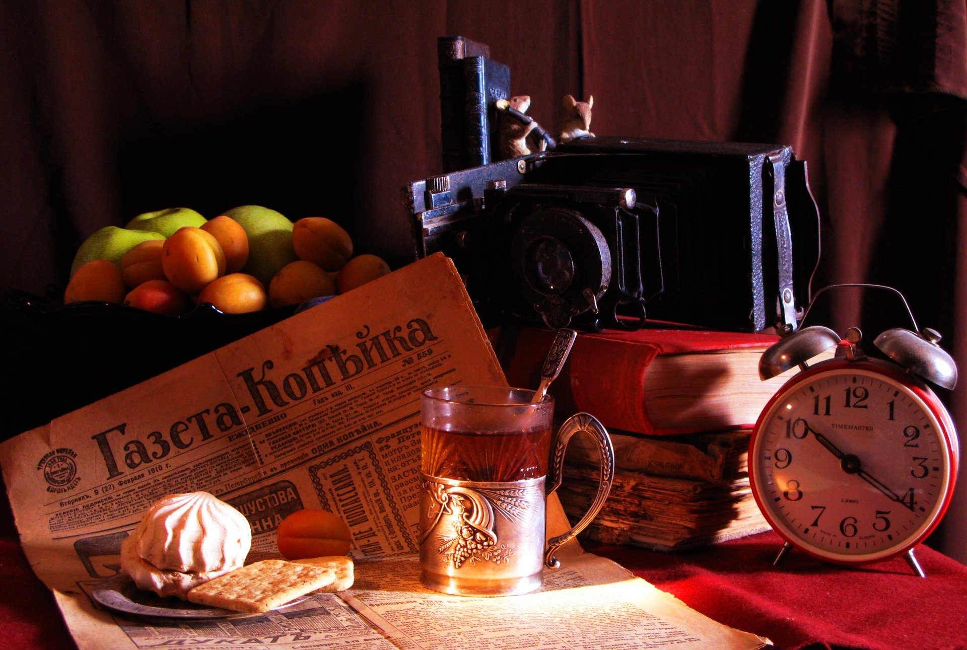 orologio sveglia vecchio giornale giornale-penny marshmallow biscotti portabicchieri bicchiere tè cucchiaio libri macchina fotografica vaso frutta mele albicocche sfondo