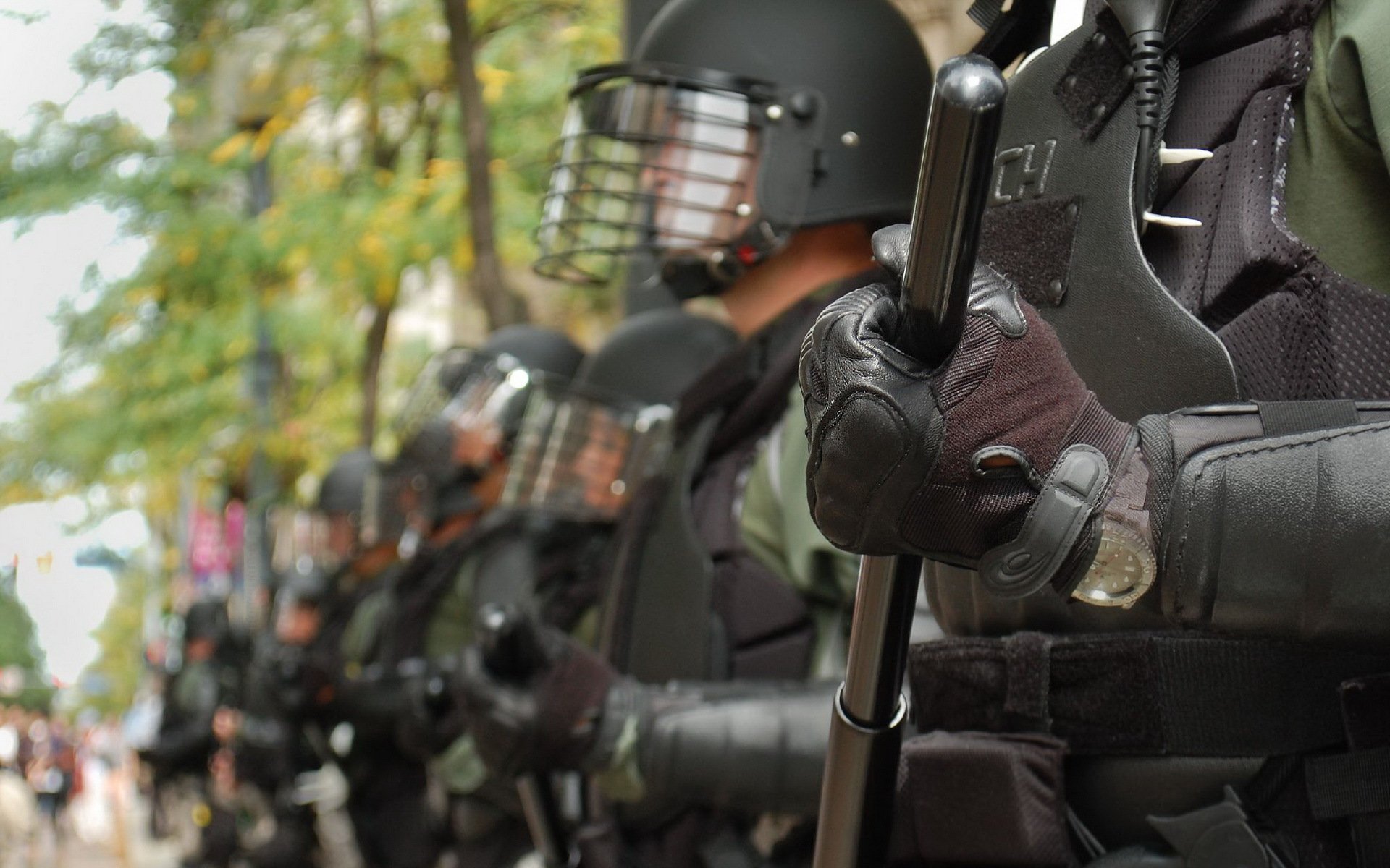 police anti-émeute matraque ville