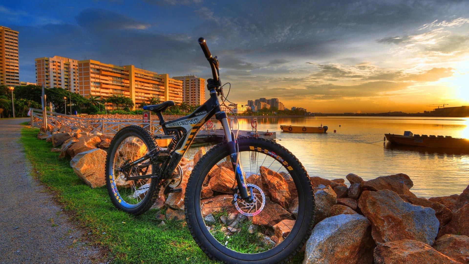 bicicletta spiaggia sera casa pietre acqua